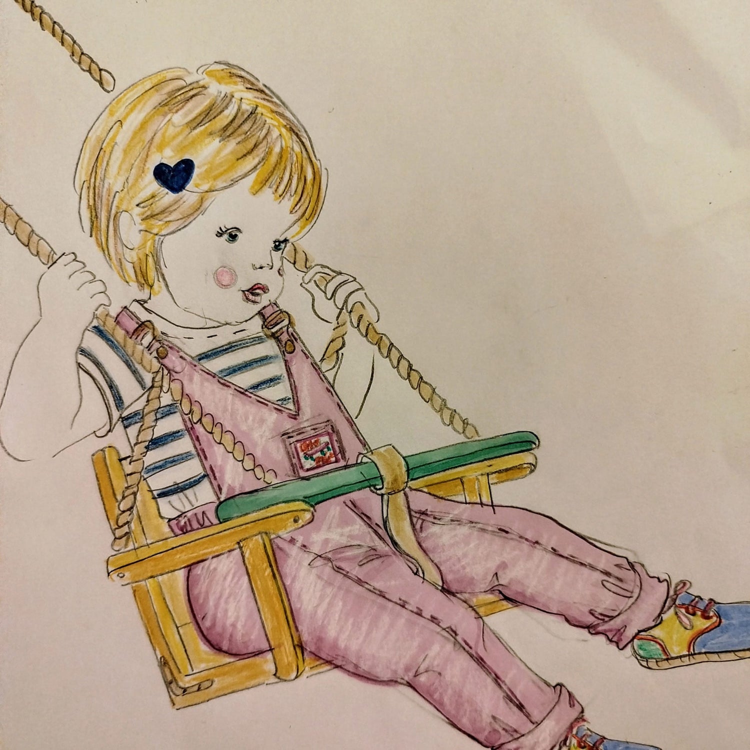 Illustration d'un enfant en salopette rose vintage sur une balançoire en bois, portant une marinière, style Chou & Fleur