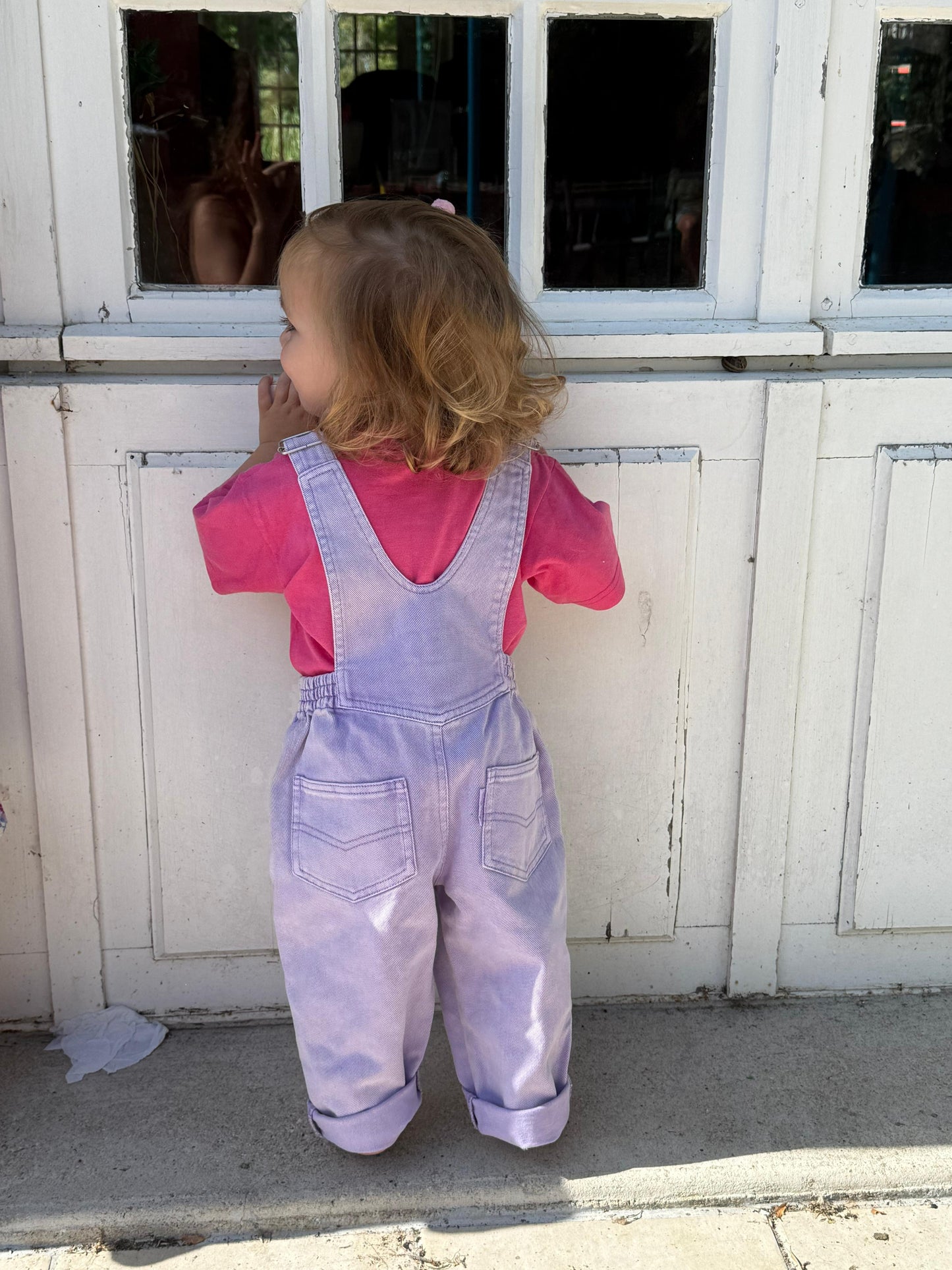 Fille 3 ans de dos en vetement vintage mauve