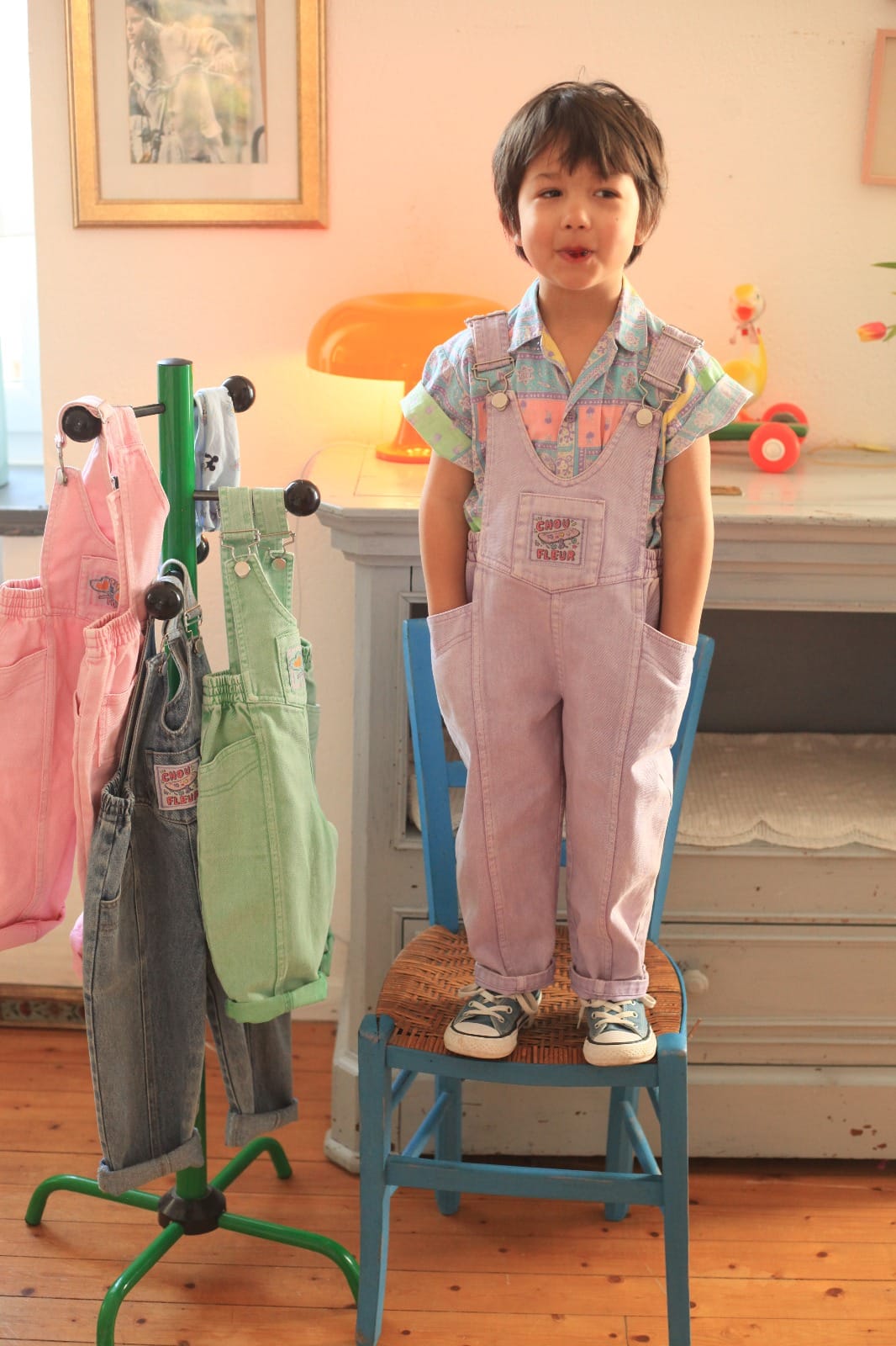 Enfant de 5 ans salopette mauve en coton, coupe rétro et dégaine, autre coloris sur portant