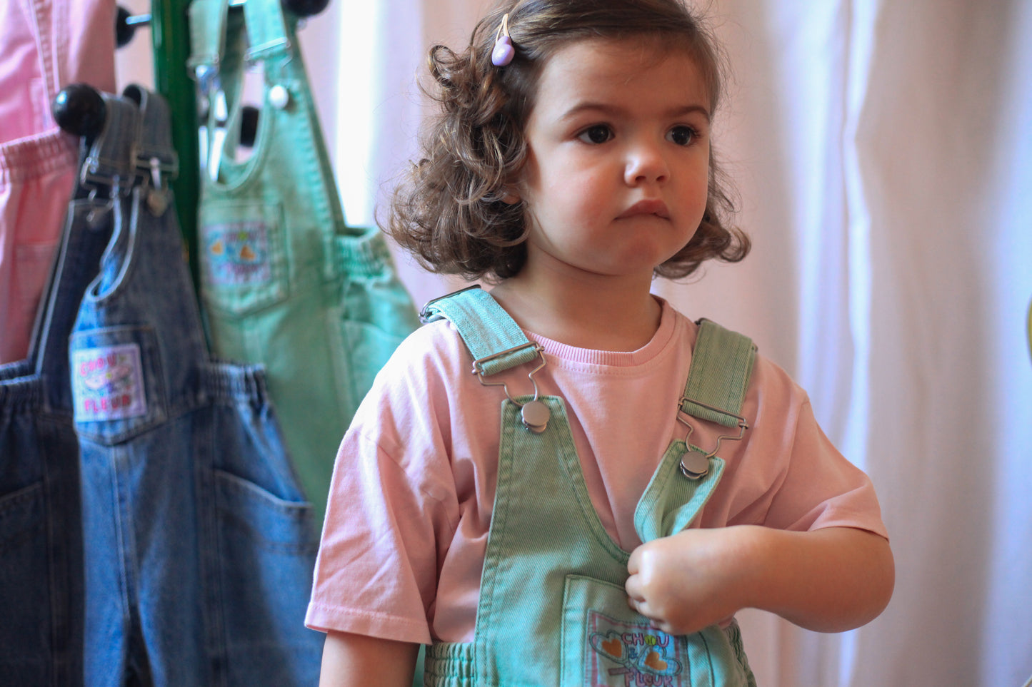 Fille 3 ans en salopette verte vintage et t-short rose