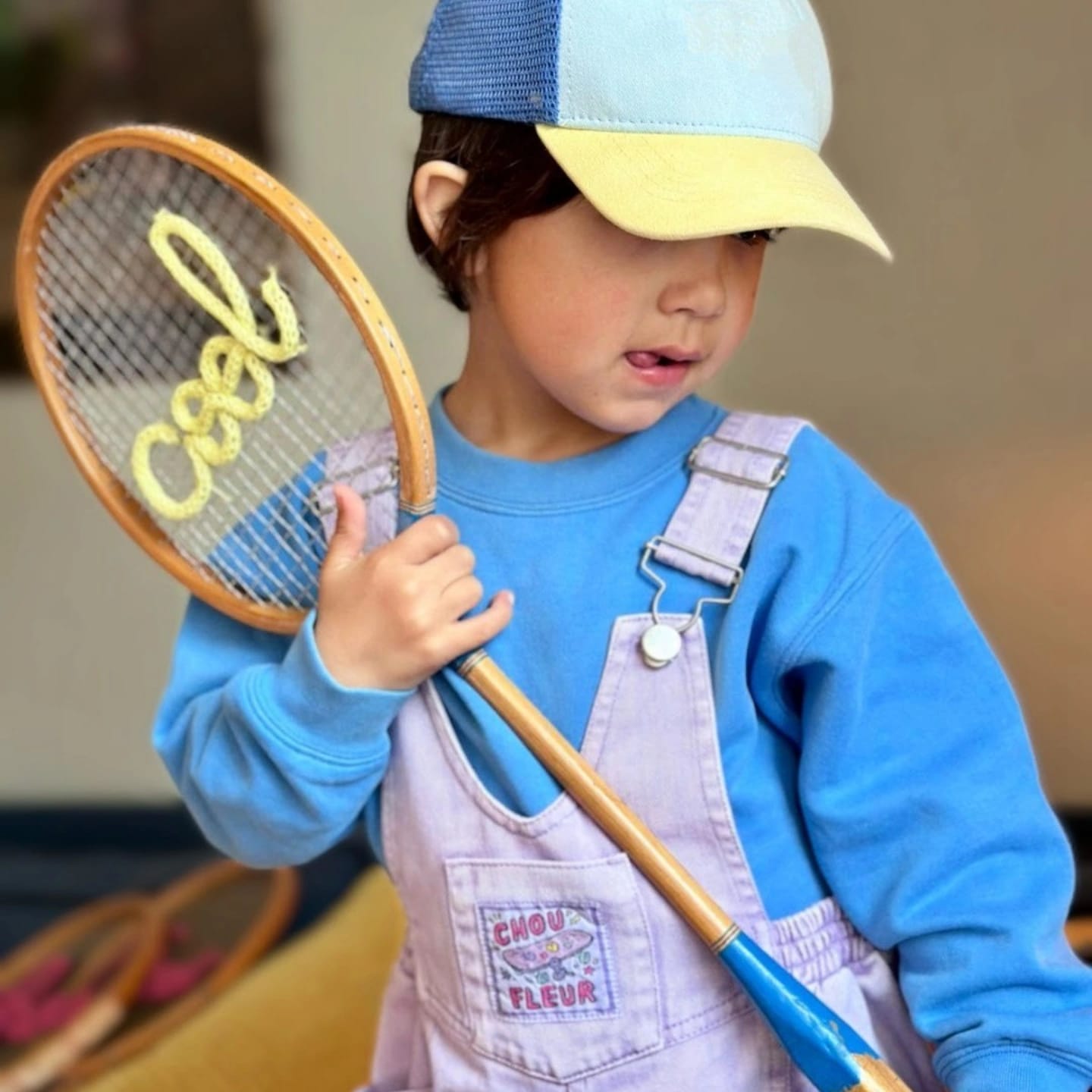 Garçon 5 ans salopette mauve avec casquette et raquette