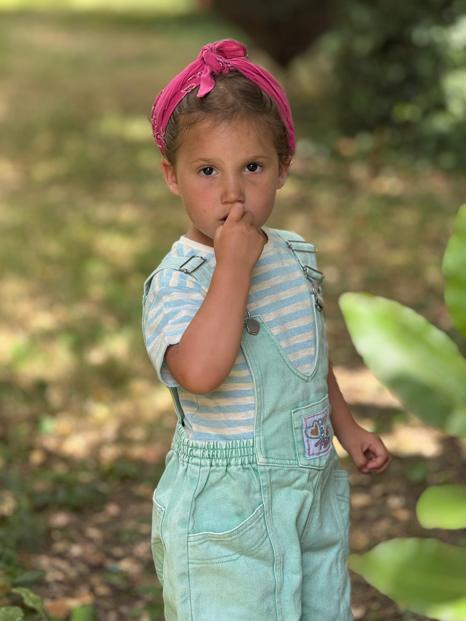 Fille 3 ans en salopette verte vintage de trois quart