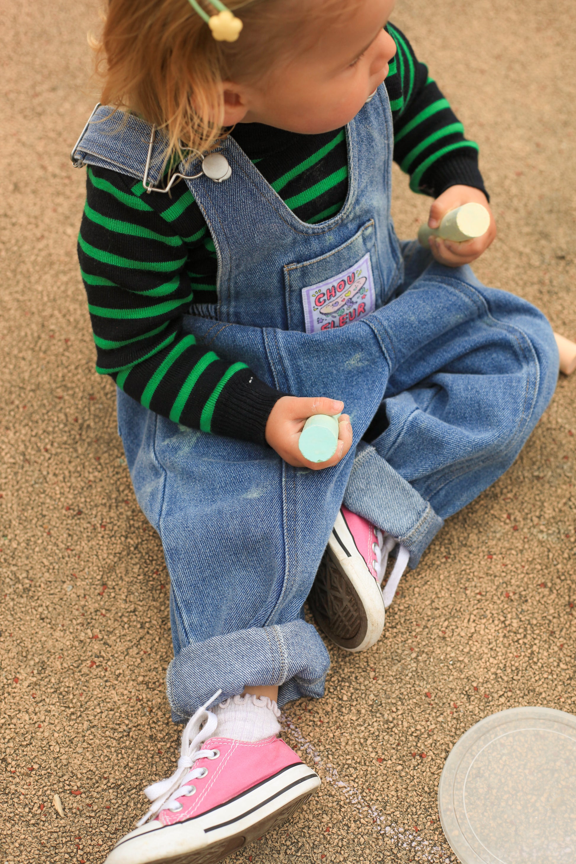 Enfant assis en salopette Billie Jean,pull rayé — mode enfant néo-vintage, converse rose