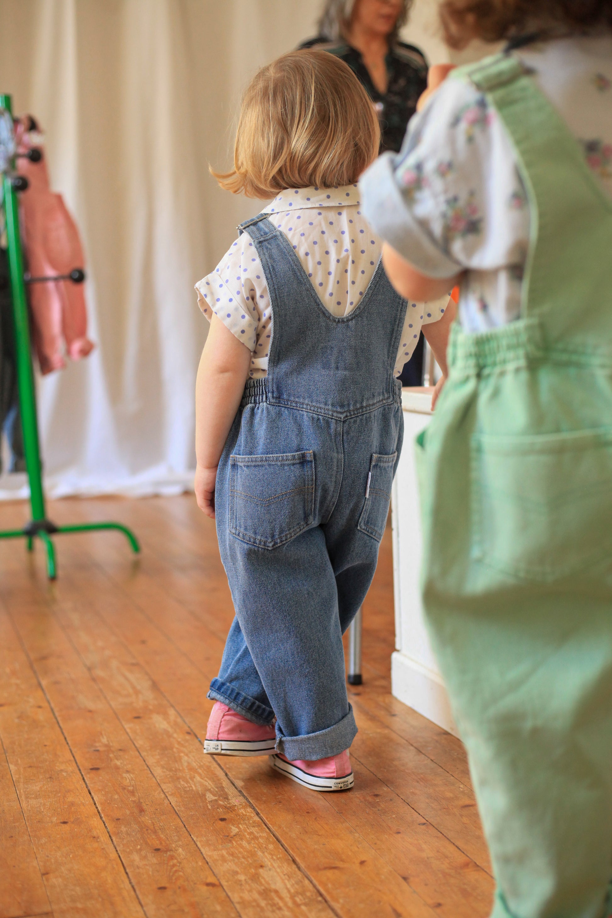Vue de dos d’une salopette en jean, vêtement enfant au style vintage