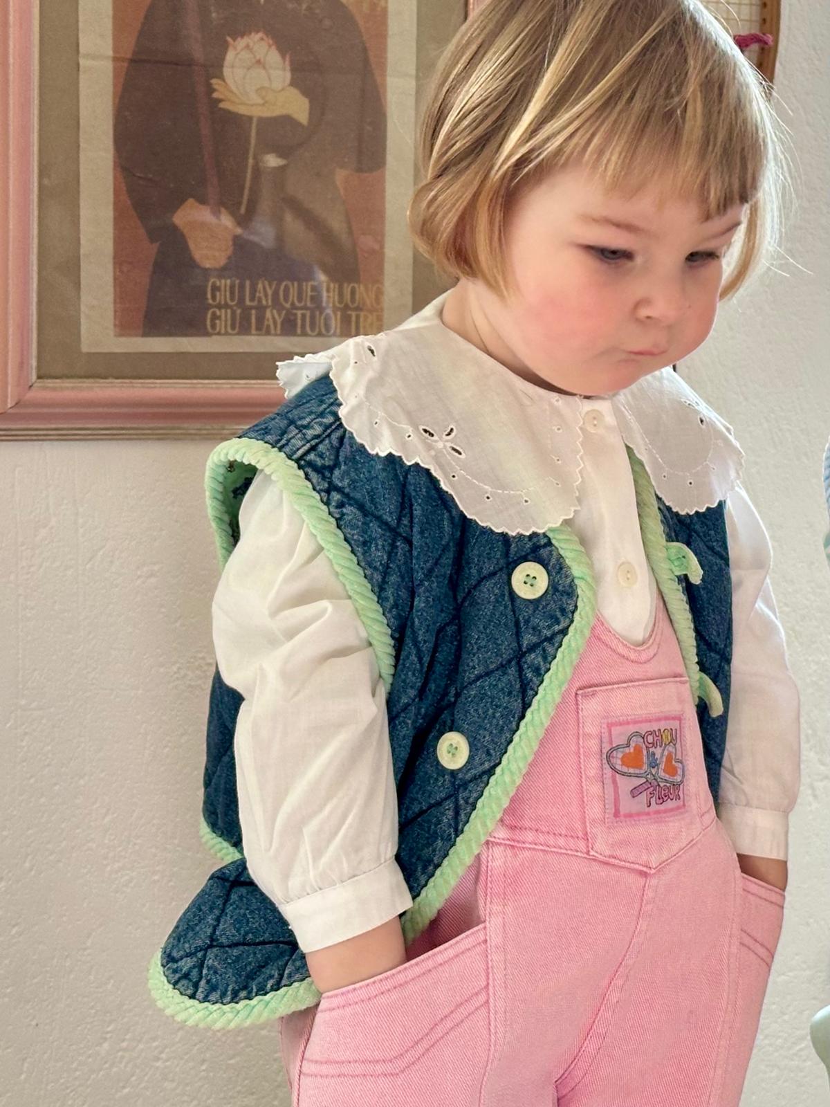 Salopette ROse style vintage avec col claudine et gilet mode, mains dans les poches