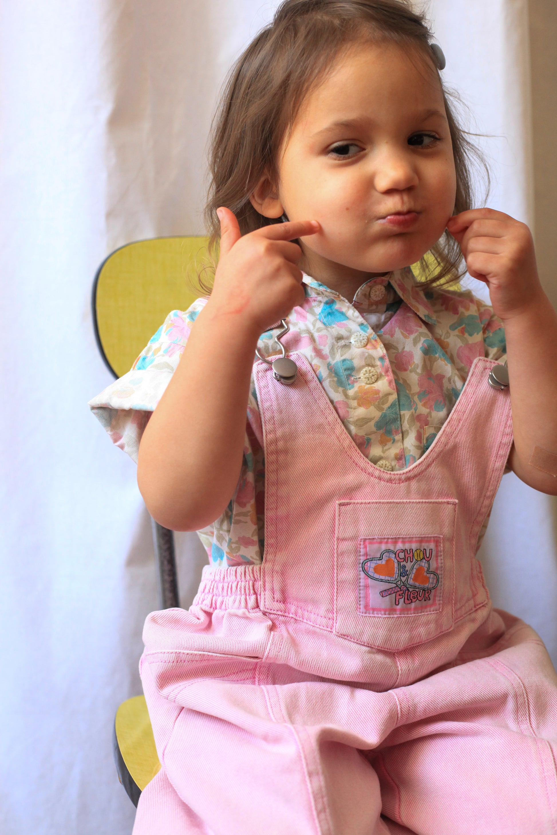 Fille 3 ans en salopette rose Chou & Fleur, assise