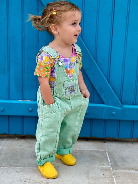 Enfant 2 ans salopette verte vintage de trois quart