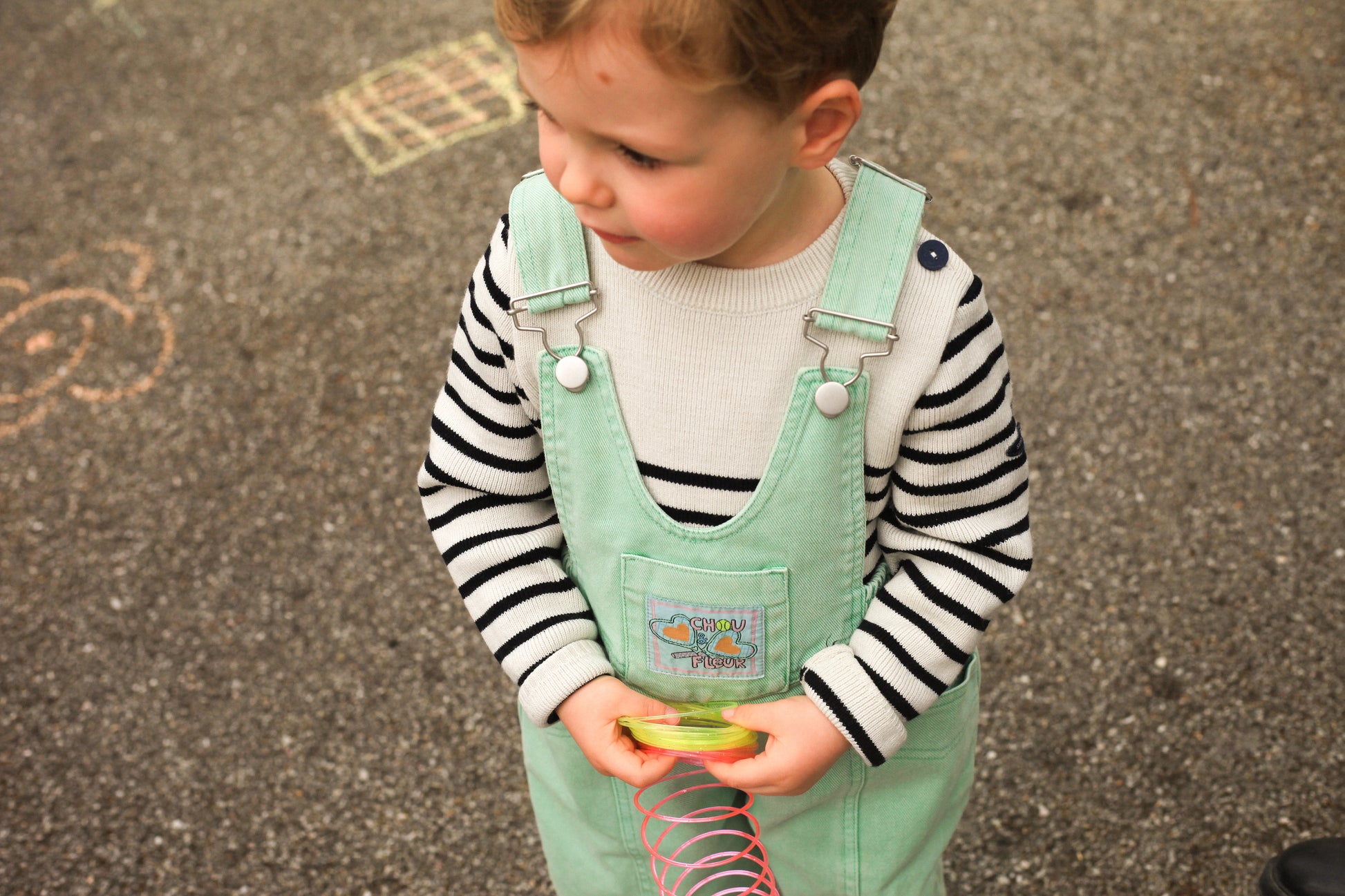 Garçon 3 ans en salopette verte vintage et pull marinière en extérieur