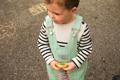 Garçon 3 ans en salopette verte vintage et pull marinière en extérieur